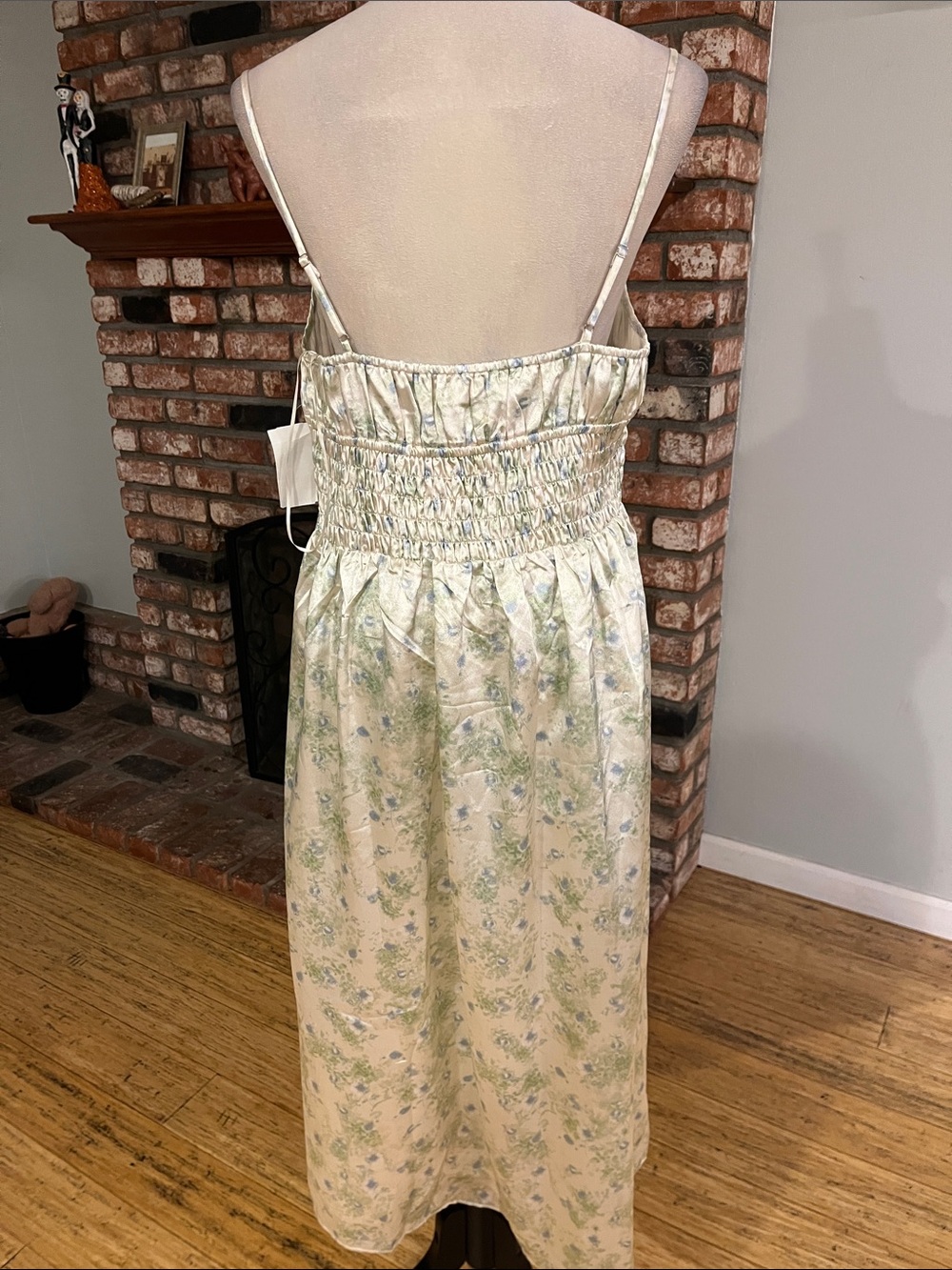 Astr NWOT $109 Sleeveless Florale Midi Dress in Cream and Light Green - Picture 4 of 4